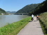 Bild: Radfahren an der Donau